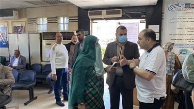 رئيس حي شرق بالإسكندرية يستقبل الشكاوى بالمركز التكنولوجي لخدمة المواطنين