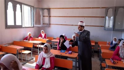 رئيس منطقة الإسماعيلية الأزهرية يتفقد لجان امتحانات المهام الأدائية بالمعاهد (صور) 