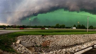 ظهور السحابة الخضراء بالإمارات يثير الرعب، والنشطاء: مدمرة وتشفط الأسفلت من الشوارع