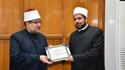 بالأسماء، وزير الأوقاف يكرم الأئمة والواعظات على مجهودهم في شهر رمضان