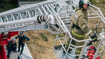 الطوارئ الروسية تنقل مريضا يزن 300 كيلو من النافذة إلى المستشفى