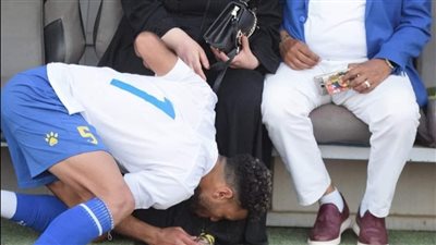 لاعب بتروجيت يقبل قدم والدته بعد التأهل للدوري الممتاز 