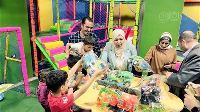 أحتاج الآن إلى بندقية، أطفال غزة يطلبون مسدسات بدل الهدايا خلال حفل ترفيهي بالمنوفية (صور)