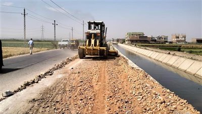 تمهيد طريق بني عدي منفلوط بأسيوط بطول 8 كم بالتزامن مع العيد القومي