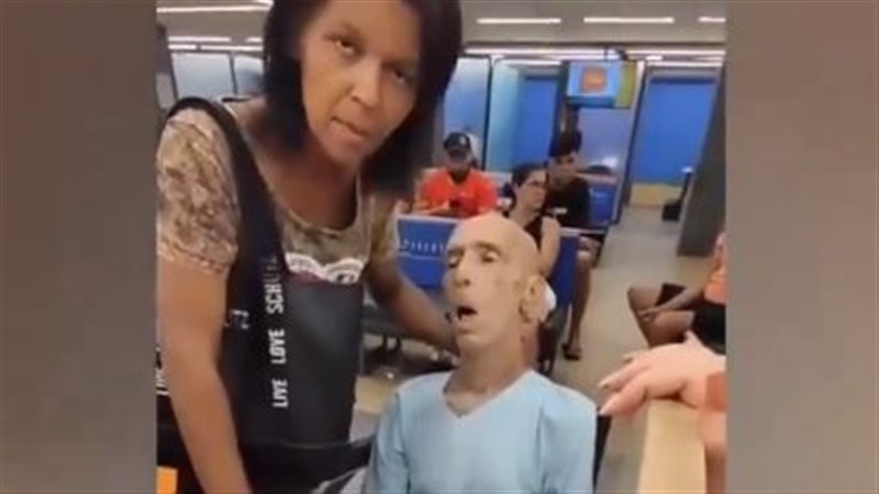 سيدة تحاول استخدام