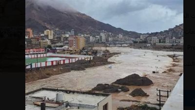 منخفض المطير يصل اليمن والسيول تجرف شوارع المكلا (فيديو)