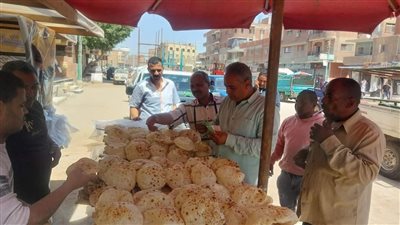  أصحاب المخابز بمنشأة القناطر  يوقعون إقرارا بتوحيد سعر رغيف العيش (صور) 