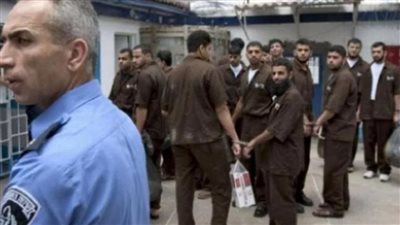 أمن الاحتلال يعتدي بالضرب على أسرى فلسطينيين في سجن جلبوع