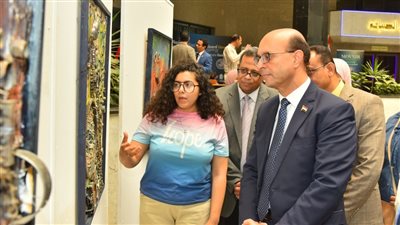 20 عملا فنيا من الخردة، جامعة أسيوط تفتتح معرض الفن والاستدامة للحفاظ على البيئة (صور) 