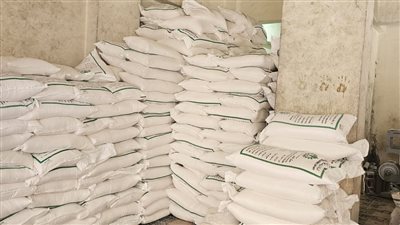 ضبط 100 طن سكر ودقيق بلدي مدعم قبل بيعها بالسوق السوداء في المنوفية