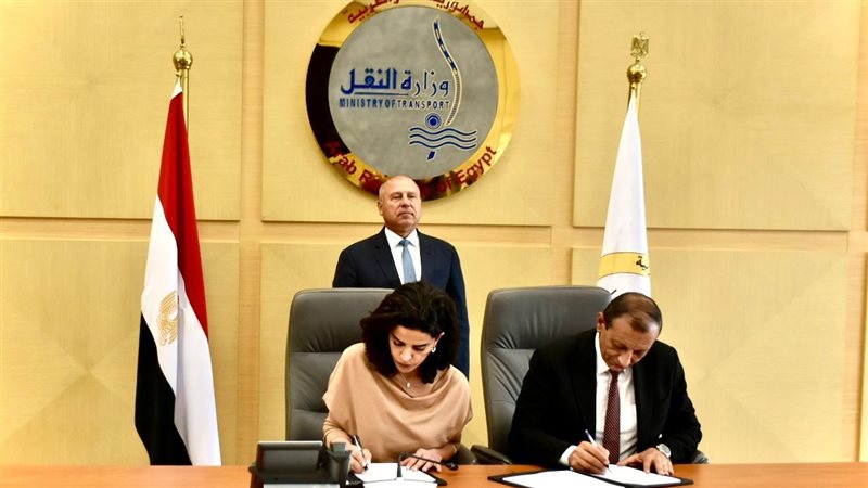 وزير النقل خلال توقيع