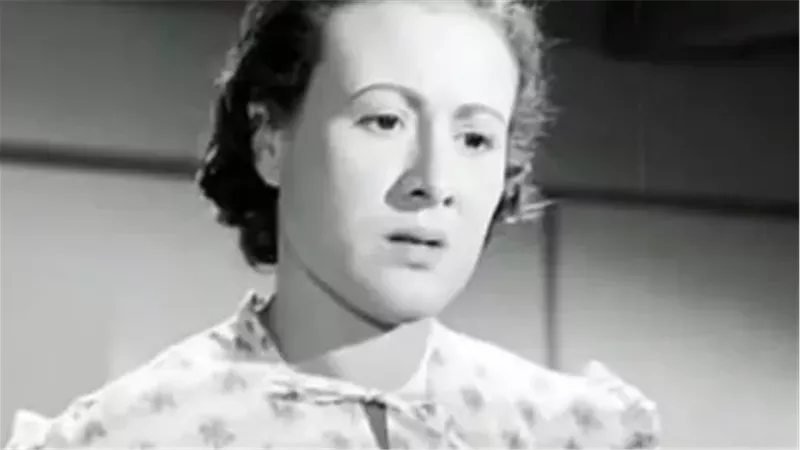 الفنانة القديرة عزيزة