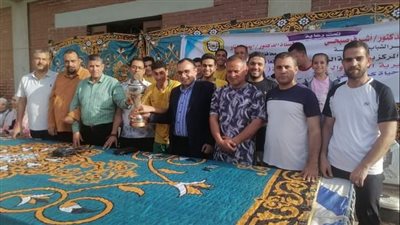 وكيل مديرية شئون الرياضة بالدقهلية يسلم كأس مونديال 