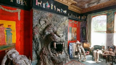 وضع تحت حماية الشرطة، ظهور التاريخ المصري على جدران عقار في بريطانيا