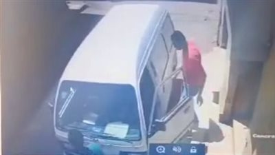 كاميرا مراقبة ترصد سرقة حقيبة بداخلها 45 ألف جنيه وقت الظهيرة داخل سيارة بالغربية