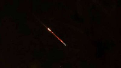 الدفاعات الجوية الإيرانية تتصدى للهجوم الإسرائيلي ومطالبة المسافرين بمغادرة مطار الإمام الخميني فورا