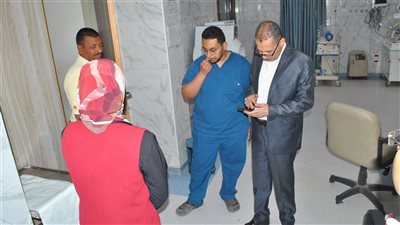 وكيل الصحة بسوهاج يتفقد مستشفى برديس ويحيل غير المنتظمين للتحقيق 