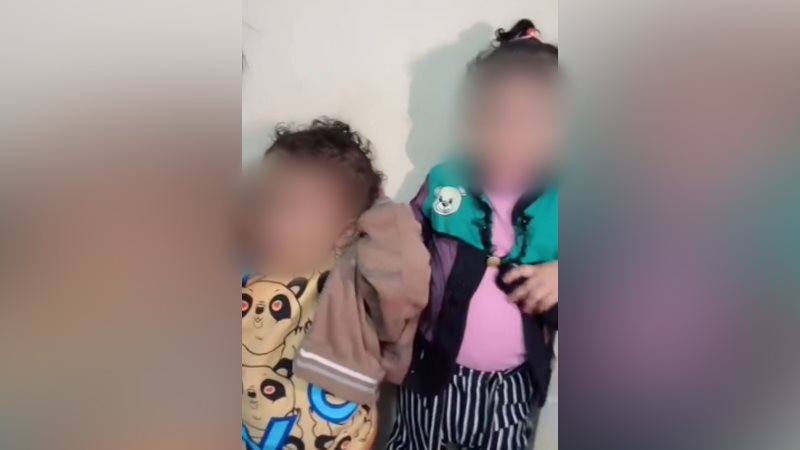 أب يترك صغيريه داخل