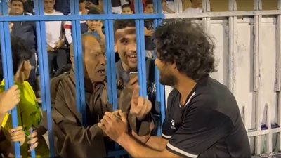 رسالة مؤثرة من مشجع غزل المحلة لـ محمد جابر خلال تدريبات الفريق استعدادًا لراية (فيديو)