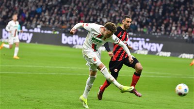 عمر مرموش يسجل في فوز فرانكفورت على أوجسبورج 1/3 بالدوري الألماني 