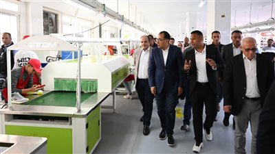 رئيس الوزراء يتفقد مصنعى فيله للصناعات الغذائية وduck للأحذية في بورسعيد