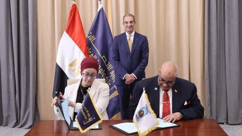 جانب من التوقيع بحضور