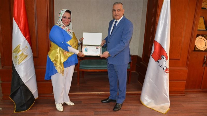 محافظ سوهاج يكرم