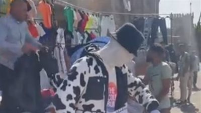 على غرار مقالب رامز جلال، بائع في سوق الجمعة يرعب زبائنه (فيديو)