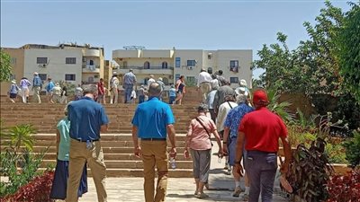 إقبال الوفود السياحية على مكتبة مصر العامة بالأقصر (صور)