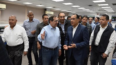 رئيس الوزراء يتفقد مصنع 