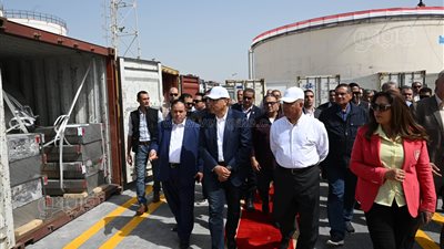 مدبولي يشهد تصدير شحنات كبيرة من مختلف القطاعات الإنتاجية بميناء دمياط (صور)