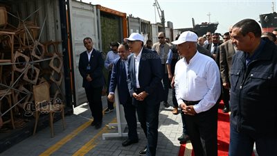 مدبولي يتفقد مصنع شركة 