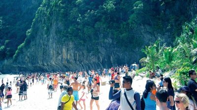 جزر إسبانيا تعاني من أعداد السياح الضخمة 