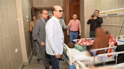 رئيس جامعة أسيوط يزور مرضى ومصابي قطاع غزة بالمستشفيات الجامعية (صور) 