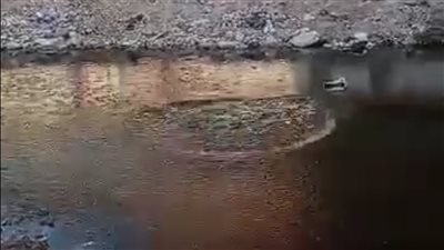 نبع مياه رباني يثير الجدل بقرية بأسيوط، والأهالي: ظهر فجأة وتحول إلى ترعة وبيوتنا في خطر (فيديو) 