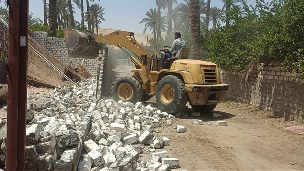 إزالة 11 بناء مخالفا بقرى الكوم الأحمر وسقيل وبشتيل في الجيزة (صور)