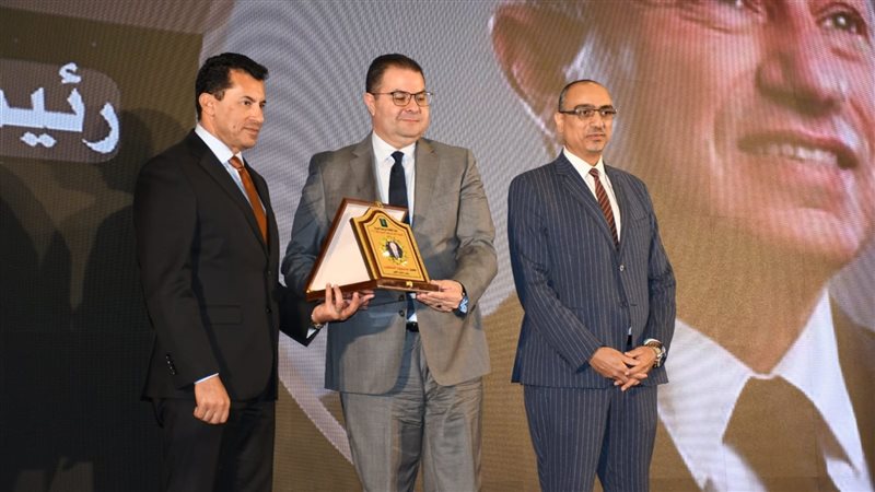 سعد شلبي يتسلم الجائزة