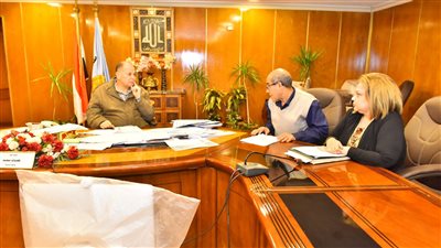 محافظ أسيوط يتابع معدلات رصف الطرق ويشدد على الالتزام بمعايير الجودة 