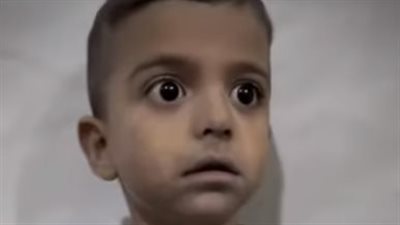 أثار تعاطف العالم، الطفل الفلسطيني المرتجف يظهر في مصر وفرحة عارمة بين النشطاء (فيديو) 