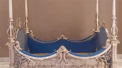 بعد نفي واقعة اختفائه، الآثار تنشر صورا جديدة لأعمال ترميم سرير والدة الخديوي توفيق 