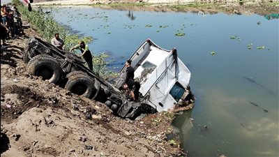 انقلاب سيارة تريلا في الرياح التوفيقي بطريق ميت غمر القاهرة (صور)