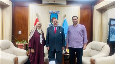 لمراجعة ملفات الطلاب الوافدين رئيس جامعة الأقصر يستقبل العضو الفني للإدارة المركزية