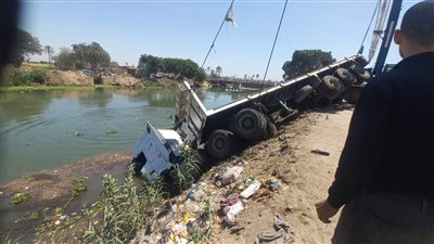 21 صورة ترصد آثار حادث انقلاب سيارة نقل محملة بالأسمنت أمام قرية المعصرة في الدقهلية