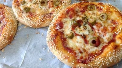 طريقة عمل فطائر البيتزا بالعجينة القطنية الهشة