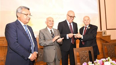 جمعية المهندسين المصرية تُكَرِّمُ وزير الإسكان وتمنحه العضوية الفخرية