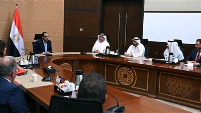 الحكومة تبحث مع إمارة الفجيرة تأسيس منطقة حرة لتداول البترول ومشتقاته