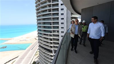 وزير الإسكان يتفقد أعمال التشطيبات بأبراج المنطقة الشاطئية في العلمين الجديدة (صور)