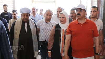 وزيرة التضامن الاجتماعى ومحافظ أسوان يلتقيان بأصحاب المحال التجارية المتضررين من حريق مول فيله (صور)
