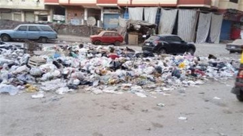 تراكم القمامة بشارع