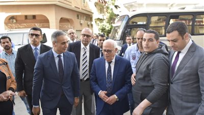 محافظ بورسعيد يتضامن مع شعبها، الغضبان يرفض دخول سوق الأسماك بسبب الأسعار